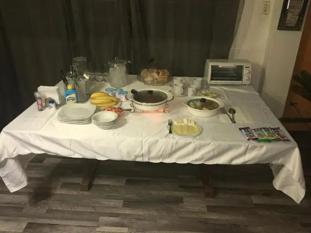 La mesa del desayuno en Serenade Lodging Rooms